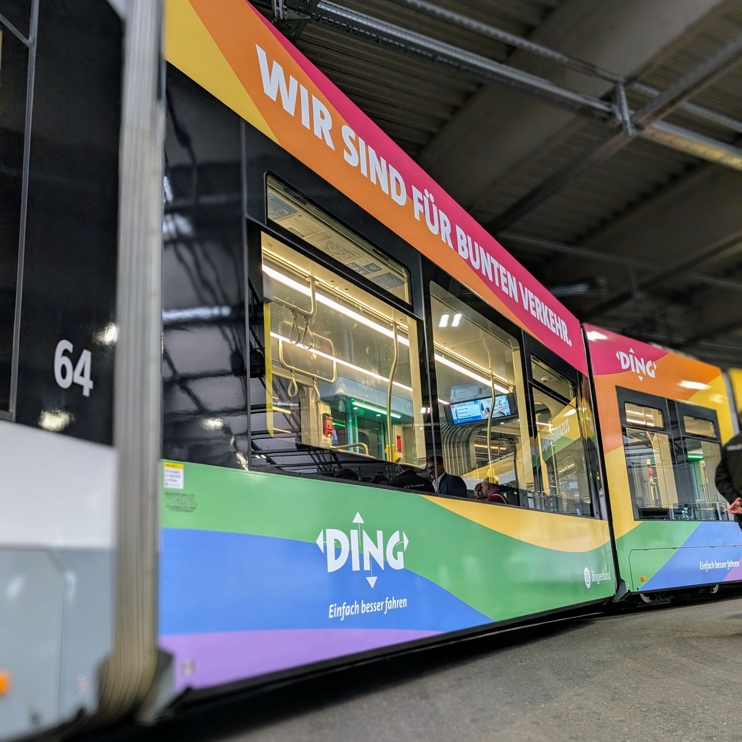 Starkes Zeichen auf Schienen: Die Regenbogenbahn fährt durch Ulm