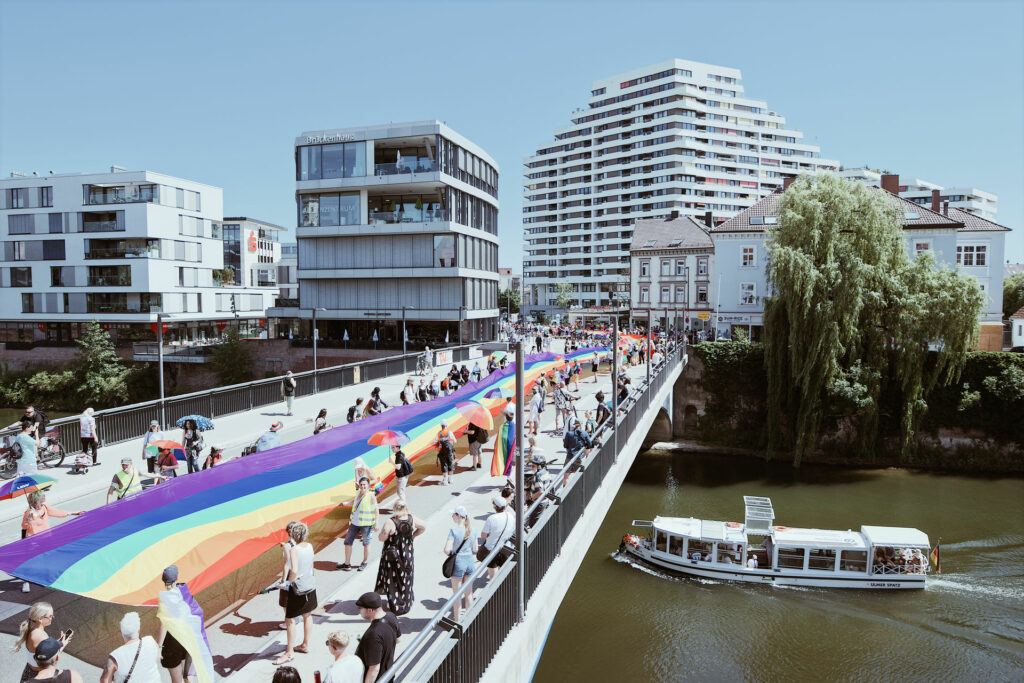 Deutschlands größte Regenbogenfahne auf der Herdbrücke in Ulm