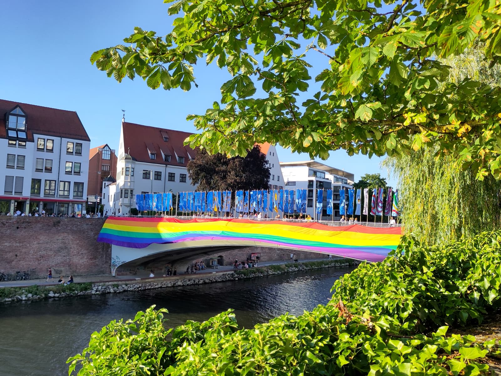 50 Meter grenzenlose Solidarität: Der Regenbogen kommt zum Donaufest